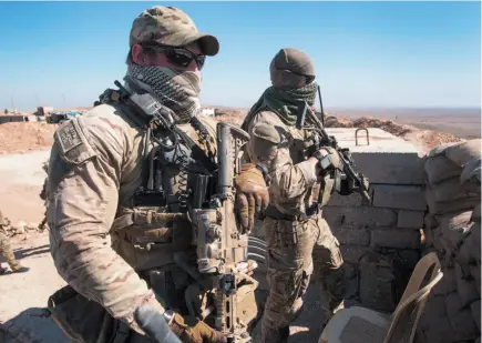  ?? CP PHOTO ?? Canadian special forces soldiers look over a Peshmerga observatio­n post on Monday in northern Iraq.