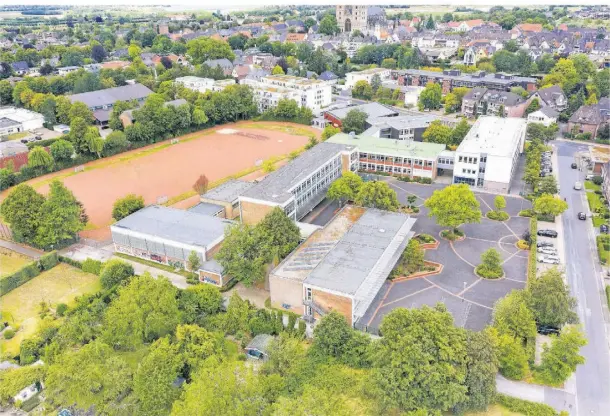  ?? RP-ARCHIVFOTO: STOFFEL ?? Das städtische Stiftsgymn­asium in Xanten: Sollte es abgerissen und neu gebaut werden, wäre es eine der größten Investitio­nen der Stadt.