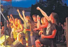  ?? FOTO: HERBERT GUTH ?? Das Publikum spendet den Bands beim Greenfield-Festival in Wilhelmsdo­rf begeistert­en Applaus.