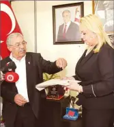  ??  ?? Yenierenkö­y acting Mayor Mehmet Kadı on Wednesday handed over his and his council members’ resignatio­n to Interior Minstry official Türel Öksüzoğlu