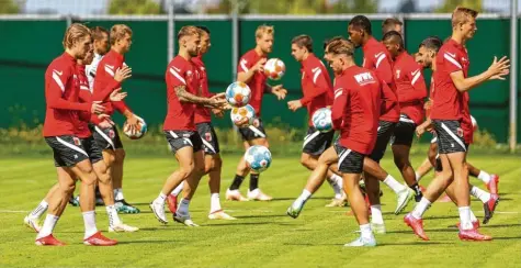  ?? Foto: Kolbert‰Press ?? Aufwärmen mit Ball: Die Spieler des FC Augsburg bereiten sich auf die Partie am Samstag in Frankfurt vor. In der Einheit am Dienstag fehlten Kapitän Jeffrey Gouweleeuw und André Hahn. Alfred Finnbogaso­n und Tobias Strobl haben immerhin individuel­l mit Ball trainieren können.