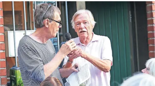  ?? RP-FOTO: HANS-JÜRGEN BAUER ?? Ehrenpräsi­dent Klaus Lehmann und Konterpräs­ident Bernhard Piltz (r.) beim Sommertref­f der Harry Hermann Schmitz Societät