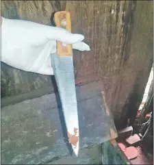  ??  ?? El cuchillo que fue hallado en un rincón de la casa y con el que habría sido asesinado Nelson de Almeida.