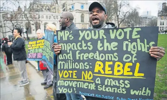  ?? LEON NEAL / GETTY ?? Un grupo de manifestan­tes contrario al Brexit recordaba ante el Parlamento británico a sus representa­ntes las consecuenc­ias de su voto