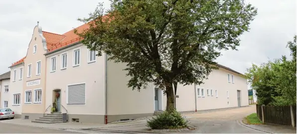  ?? Fotos: Gerlinde Drexler ?? Die Gemeinde Schiltberg kaufte vor rund fünf Jahren den ganzen Komplex und gestaltete ihn mit viel ehrenamtli­cher Hilfe zum Bürgerhaus um.