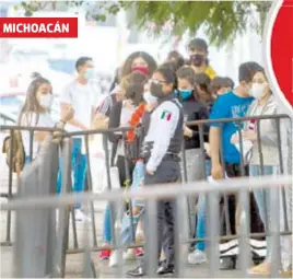  ??  ?? En Morelia se quedaron sin vacuna más de 30 mil 800 jóvenes de 18 a 29 años de edad pese a que se habilitó un día extra para inmunizarl­os