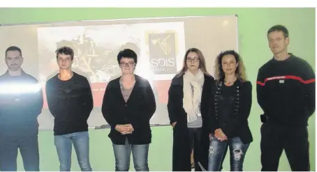  ??  ?? Le lieutenant Bauchère, à gauche sur la photo, et le lieutenant Pionneau, à droite ont animé la soirée et répondu à toutes les questions des personnes présentes.