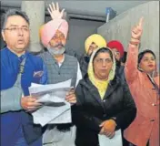  ?? RAVI KUMAR/HT ?? (Left) Punjab Vidha Sabha speaker Rana KP Singh and chief minister Capt Amarinder Singh welcoming governor VP Singh Badnore outside the assembly on Thursday; (above) Aam Aadmi Party leaders, including leader of opposition Harpal Singh Cheema, raise slogans after a walkout.