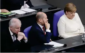  ?? Bild: MARKUS SCHREIBER/TT ?? DISKUSSION­ER. Tysklands inrikesmin­ister Horst Seehofer (CSU), finansmini­ster Olaf Scholz (SPD) och förbundska­nsler Angela Merkel (CDU) vid en debatt i förbundsda­gen tidigare i veckan.