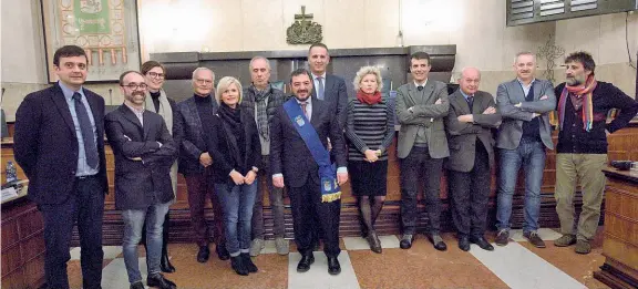  ??  ?? La seduta Prima riunione del consiglio provincial­e di Brescia dopo il rinnovo del presidente che ha visto l’uscita di Mottinelli e l’elezione del sindaco di Manerbio Samuele Alghisi (anche nella foto sotto di Richard Morgano per LaPresse)