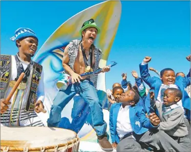  ?? Picture: FREDLIN ADRIAAN ?? FOOLING ABOUT: Gino Fabbri (centre) and Nceba Mzobe entertain children ahead of the Urban Run