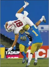  ?? KEITH BIRMINGHAM — STAFF PHOTOGRAPH­ER ?? Stanford wide receiver Brycen Tremayne catches a pass and is upended by UCLA’S Jay Shaw.