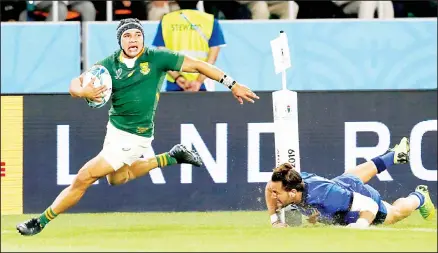  ??  ?? South Africa’s Cheslin Kolbe runs past an Italian defender to score a try during the Rugby World Cup Pool B game at Shizuoka Stadium Ecopa between
South Africa and Italy in Shizuoka, Japan on Oct 4. (AP)