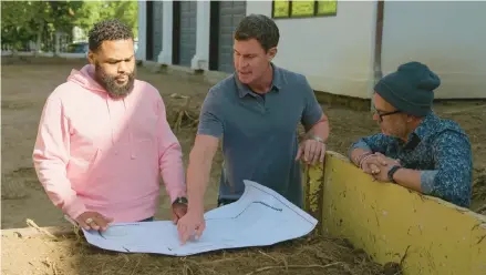  ?? FREEVEE ?? Actor Anthony Anderson, from left, designer Jeff Lewis and design assistant Andrew Coleman in the series “Hollywood Houselift.”