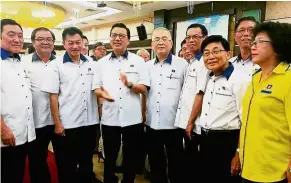  ??  ?? Show of unity: Liow with Dr Wee, Ong (left) and other state MCA leaders at the Kedah MCA annual delegates meeting, which was held at the Kedah Chinese Assembly Hall in Alor Setar.