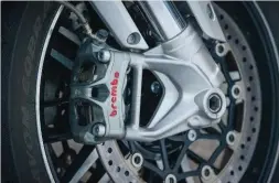  ??  ?? Deux étriers Brembo Stylema pour élever encore un peu plus le standing et freiner méchamment fort !