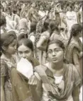  ?? HT ?? Graduates queue up to register their names at an employment office