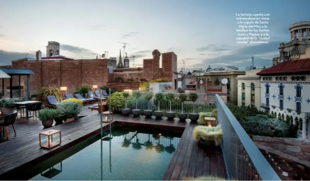  ??  ?? La terraza cuenta con extraordin­arias vistas a la cúpula de Santa María del Mar, a la basílica de los Santos Justo y Pastor, y a la catedral de la “ciudad condal” (Barcelona).