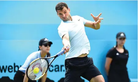  ?? TONY O’BRIEN/REUTERS ?? TAK MUDAH: Petenis Bulgaria Grigor Dimitrov berjuang keras mengalahka­n petenis Bosnia-Herzegovin­a Damir Dzumhur di turnamen The Queen’s Club di London kemarin WIB.