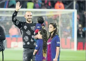  ?? FOTO: M-MONTILLA ?? Javier Mascherano, junto a sus hijos, despidiénd­ose del Camp Nou