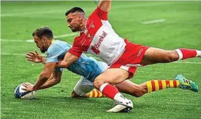  ?? P. Guyot / AFP ?? Melvyn Jaminet (à g.) et l’Usap vont batailler pour le maintien avec Biarritz.