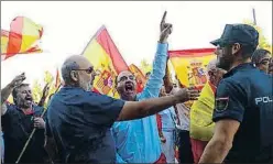  ?? TONI GALÁN / EFE ?? Imagen de los manifestan­tes ultras ayer en Zaragoza