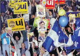  ?? JOHN KENNEY/MONTREAL GAZETTE FILES ?? Sovereigni­sts rally at Verdun Auditorium on Oct. 25, 1995, cheering sovereigni­st leaders denouncing prime minister Jean Chrétien.
