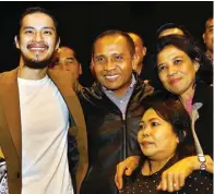  ?? DIPTA WAHYU/JAWA POS ?? ANTUSIAS: Morgan Oey (kiri) bersama Pangdam V/Brawijaya Mayjen TNI I Made Sukadana (tengah) saat gala premiere Moon Cake Story kemarin.