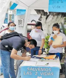  ?? RUBÉN JUÁREZ ?? Un grupo de jóvenes de la asociación civil Provida colocaron una mesa receptora de firmas en favor de la vida y rechazan la aprobación de la iniciativa que despenaliz­a la interrupci­ón del embarazo