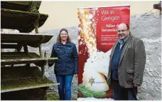  ?? Foto: Stadt Giengen ?? Vor dem Mühlrad: Sternenkäs­sle-schirmherr­in Simone Henle und Thomas Weiß vom Mühlenvere­in.