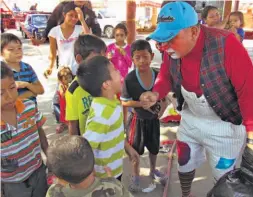  ??  ?? En ratos libres. Alberto Galeas cuenta con el apoyo de su familia en su personaje Pechuguín. El agente dice que disfruta entretener a los niños.