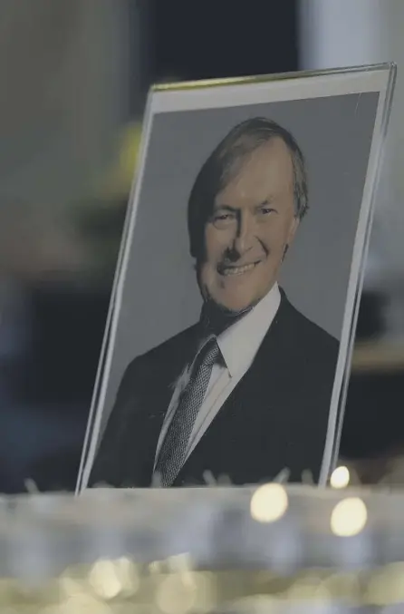  ?? ?? 2 Candles are lit next to a portrait of David Amess during a vigil for him at St Michaels Church, in Leighon-sea, on Sunday