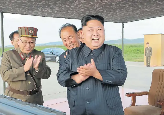  ?? AP ?? Aplausos. El líder de Corea del Norte, Kim Jong-un, el sábado, con sus mandos militares luego de una prueba de misiles cerca de la capital.