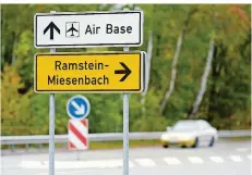  ?? FOTO: UWE ANSPACH/DPA ?? Für die Menschen in Ramstein-Miesenbach gehört der Austausch mit der nahen US-Airbase zum Alltag.