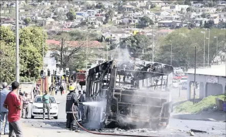  ?? Isithombe: Leon Lestrade/ANA ?? LISALE linje ibhasi likamasipa­la okusolwa ukuthi lishiswe ngabebakhe imijondolo ngokungemt­hetho, izolo