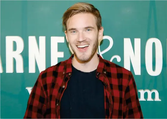  ?? FOTO: LEHTIKUVA/AFP/JOHN LAMPARSKI ?? DISNEY BRYTER MED
PEWDIEPIE. Svenska Youtubestj­ärnan Felix Kjellberg förlorade kontraktet med Disneys Maker studios efter hans skämt om judar.