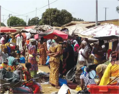  ?? —AFP ?? BOUAKE: A picture taken yesterday shows the market of Bouake where calm has returned as Ivory Coast’s mutinous soldiers withdrew after the president announced a deal on their demands for bonuses, pay rises, housing and faster promotion.