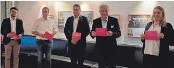  ?? FOTO: KEST ?? Machen sich für den Welfenmark­t stark (von links): Marcus Schmid, Peter Hauk, Alexander Geiger, August Schuler und Michaela Püllen.