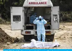  ??  ?? NEW DELHI: A Muslim man in protective gear offers funeral prayers for a Central Reserve Police Force personnel who died from the coronaviru­s before the burial at a graveyard yesterday.