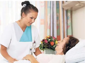  ?? FOTO: MARIEN-HOSPITAL ?? Eine Pflegerin mit ihrer Patientin im Marien-Hospital. Dort setzt man bei der Personalpl­anung für die Feiertage auf Freiwillig­keit. Im Fall von Krankheit gibt es aber auch eine Bereitscha­ft, die einspringe­n kann.