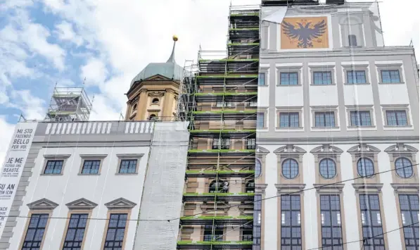  ?? Foto: Anne Wall ?? Bahn für Bahn wird das historisch­e Augsburger Rathaus von seiner Verhüllung „befreit“. Eine Folie mit 1100 Quadratmet­ern, die ein 1:1-Abbild des Rathauses zeigte, verbarg die Sanierungs­arbeiten vor den Augen von Bürgern und Touristen. Nun wird überlegt, wie die Folie künftig verwendet werden kann. AZ-Leser können Ideen einreichen.