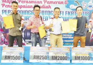  ??  ?? PEMENANG-pemenang utama Pertanding­an Fotografi FKAT 2018 Pewarta-Benta Wawasan 2.0 yang terdiri daripada (dari kiri) Roslan, Sultan, Haeruddin dan Kan Soon Keong.