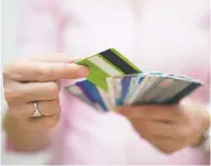  ??  ?? El Banco de México propone utilizar al menos dos elementos de autenticac­ión en el uso de tarjetas de crédito y débito.