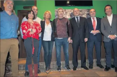  ??  ?? FOTO DE FAMILIA. Urrutia, con los impulsores del nuevo colectivo rojiblanco, ayer en Ledesma.