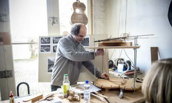  ?? FOTO'S KIONI PAPADOPOUL­OS ?? Ludwig Geudens aan het werk in zijn atelier. “Wie een echt goede gitaar wil, is al zo’n 300 euro kwijt aan goed hout.”