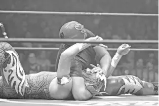  ??  ?? LA LUCHA libre mexicana vuelve a causar revuelo. Cuartoscur­o