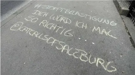  ?? BILD: SN/CATCALLSOF­SALZBURG ?? Die Bewegung „Catcallsof­salzburg“schreibt die Belästigun­gen mit Kreide auf die Straße.