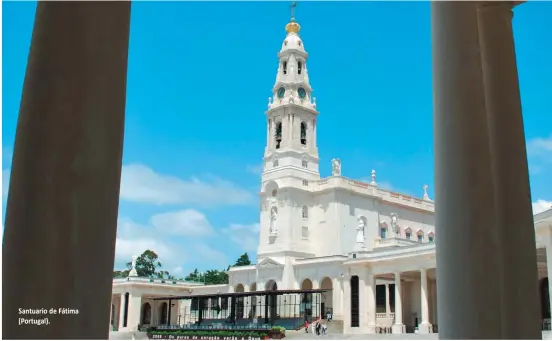  ??  ?? Santuario de Fátima (Portugal).
La explanada se cubre de personas empapadas, de paraguas abiertos y de mucha fe. Y allí, en ese ambiente, iba a suceder lo imposible. 70.000
PERSONAS COMO TESTIGOS Y EL SOL BAILÓ…