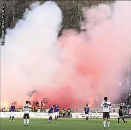  ??  ?? Nebelschwa­den im Erzgebirge: Die Gäste-Fans zündelten und sahen deshalb nicht alle VfB-Tore ...