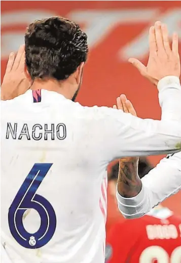  ??  ?? Nacho y Militao se felicitan tras eliminar al Liverpool en la Champions